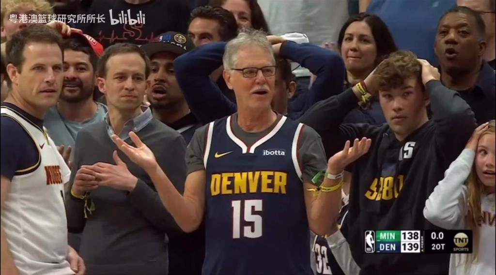 導(dǎo)火索？回顧此前掘金對(duì)陣森林狼，威少送出三分犯規(guī)后的眾生相！