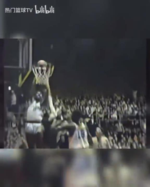 這是怪物嗎？張伯倫高中時(shí)期是怎么打球的？校園里的明星！