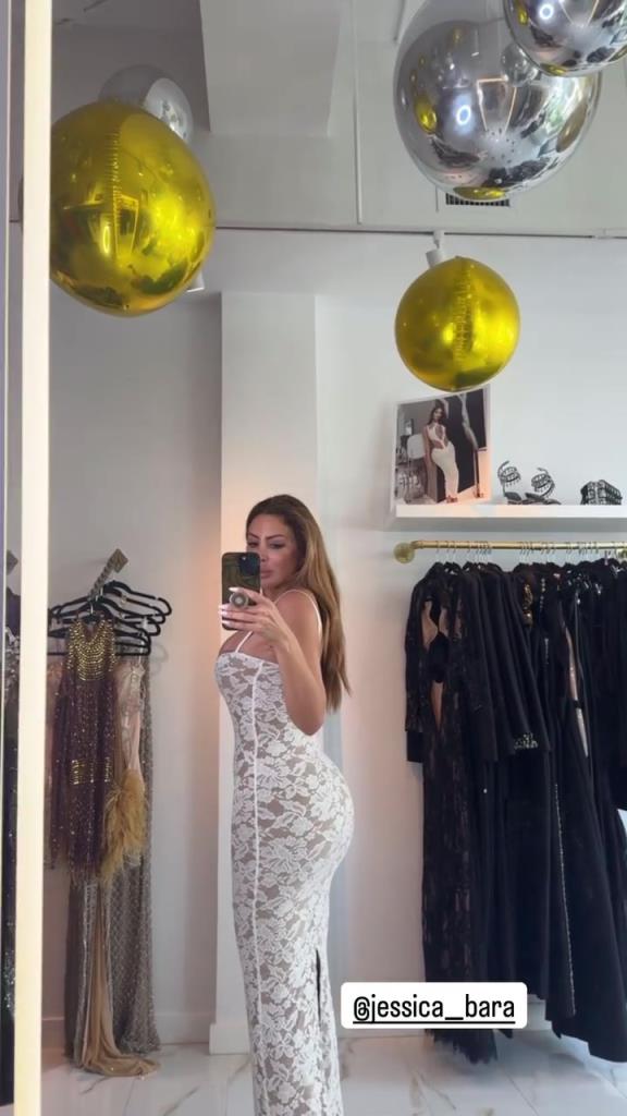 徐娘半老！皮蓬前妻穿吊帶裙自拍，這身材也太炸裂了！