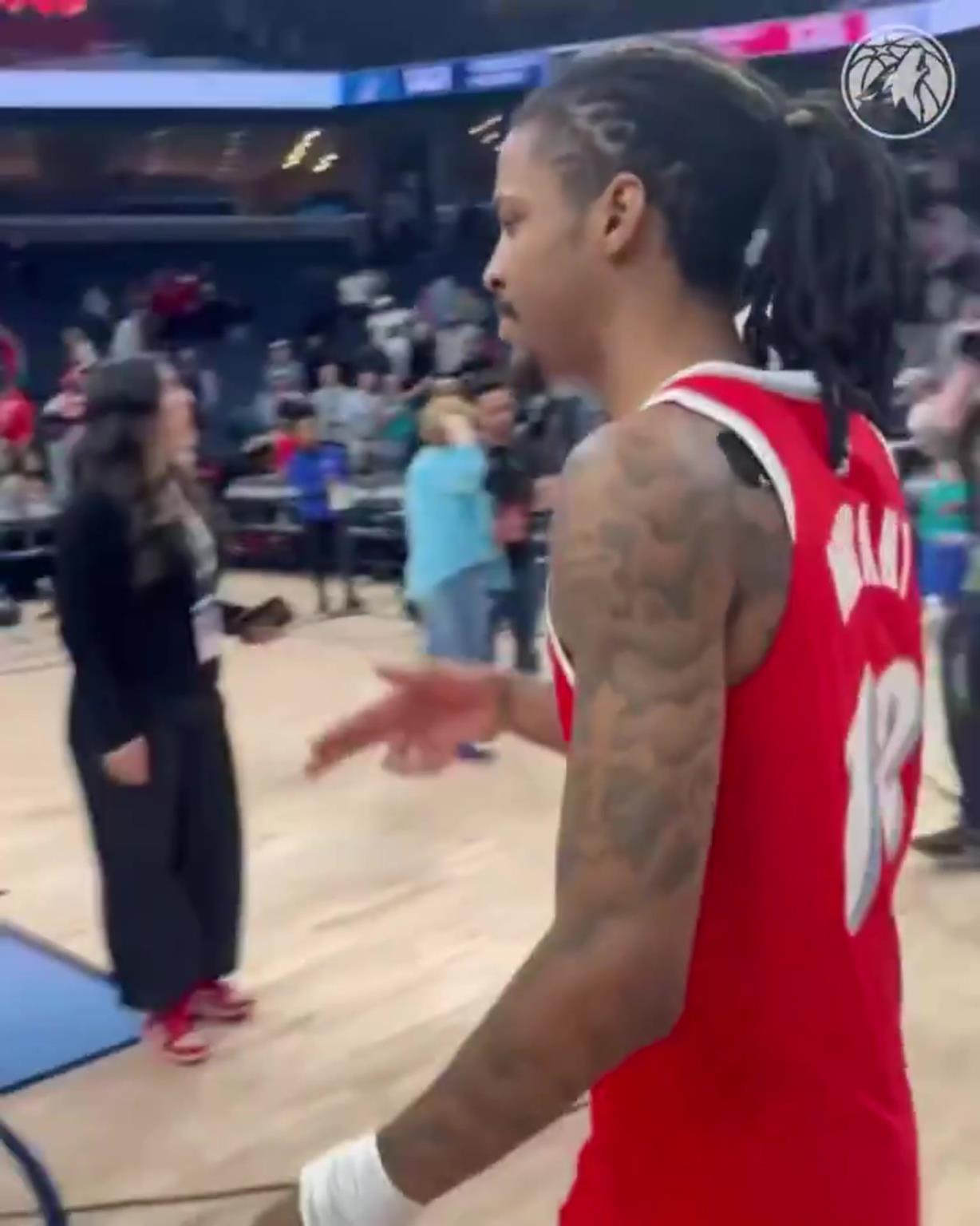 笑死！莫蘭特賽后與華子握手，竟然也是比出“手槍”的手勢