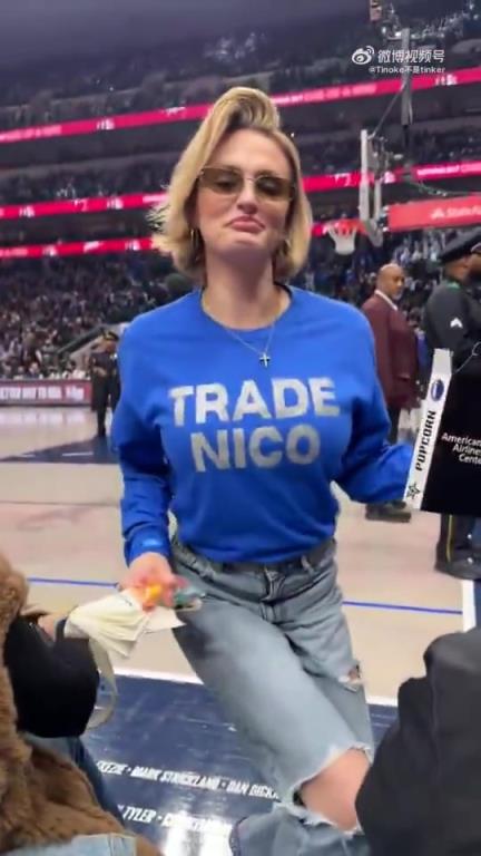 主場不準(zhǔn)球迷打印“解雇Nico”標(biāo)語，女球迷就出此下策