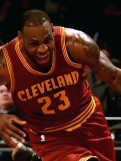 老詹這恐怖的大體格，完美詮釋什么叫“人型坦克”！