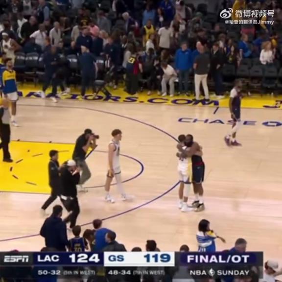 09雙雄傾盡全力！哈登和庫里賽后第一時間擁抱在一起