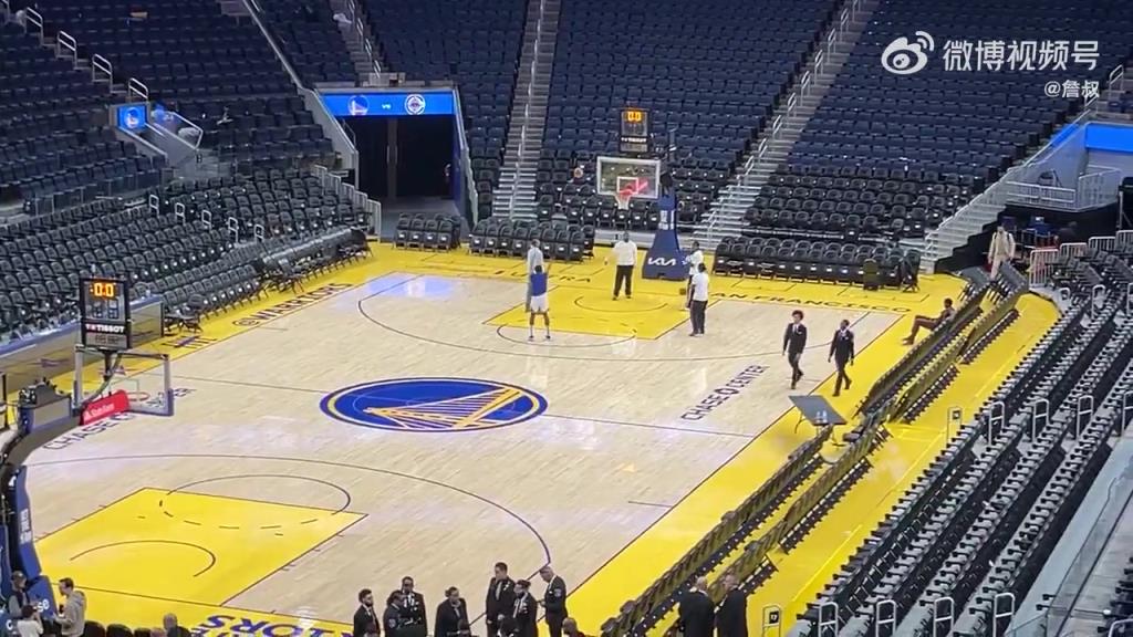 今天沒有得到出場機會！庫明加賽后還留在場地練習投籃