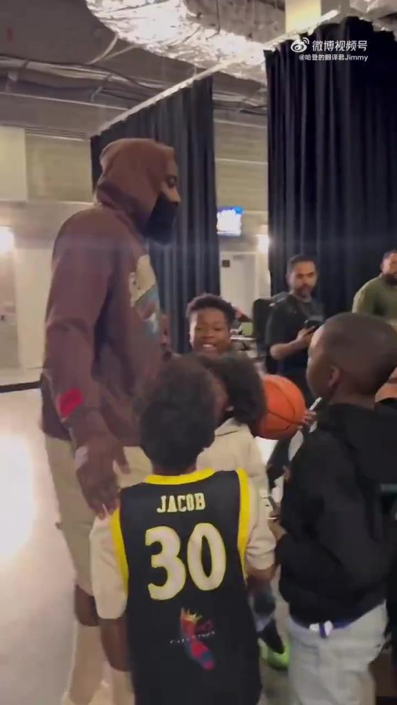 哈登賽后對(duì)小朋友：聽你們家長(zhǎng)的話，總有一天你們也會(huì)打進(jìn)NBA