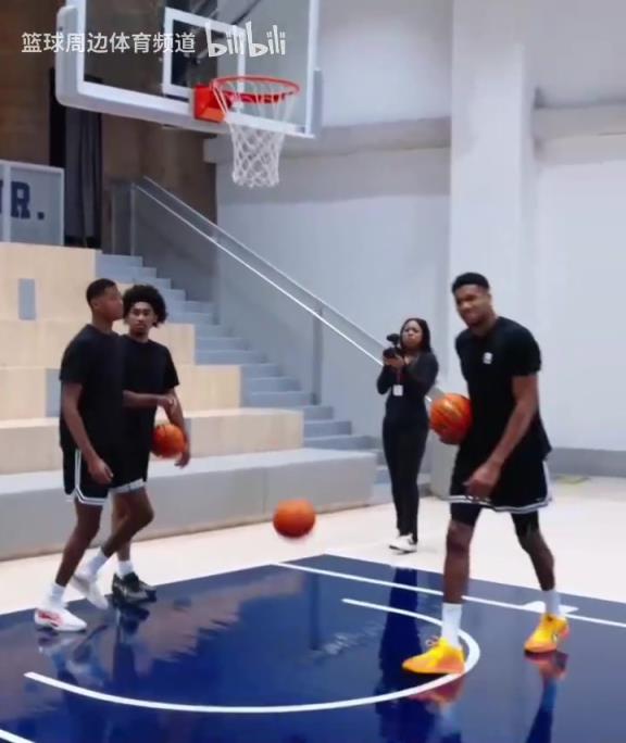 別人能學(xué)得來(lái)嗎？名場(chǎng)面：字母哥指導(dǎo)小球員籃下腳步！