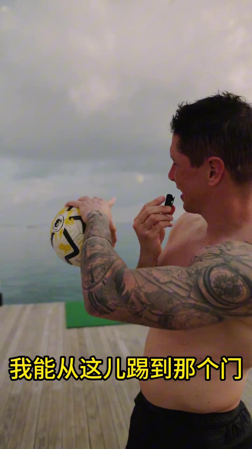 當(dāng)年多少人的偶像！托雷斯挑戰(zhàn)赤腳進(jìn)球