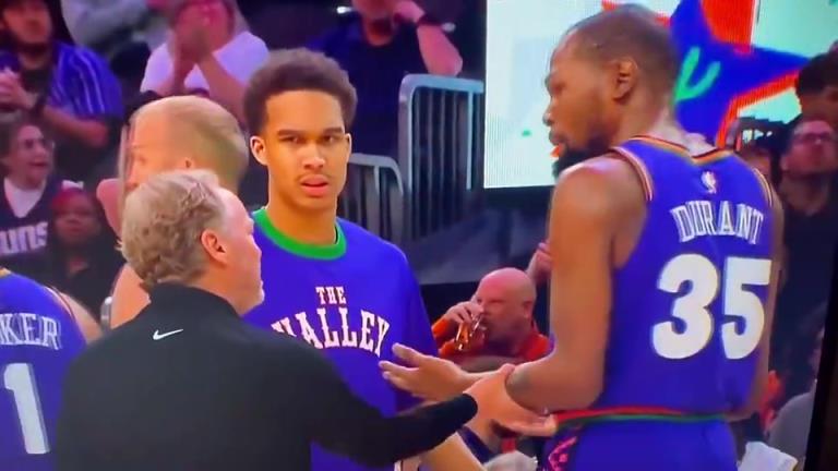 下課導(dǎo)火索？主帥布登此前抓住KD手臂要說(shuō)什么，被一把甩開！