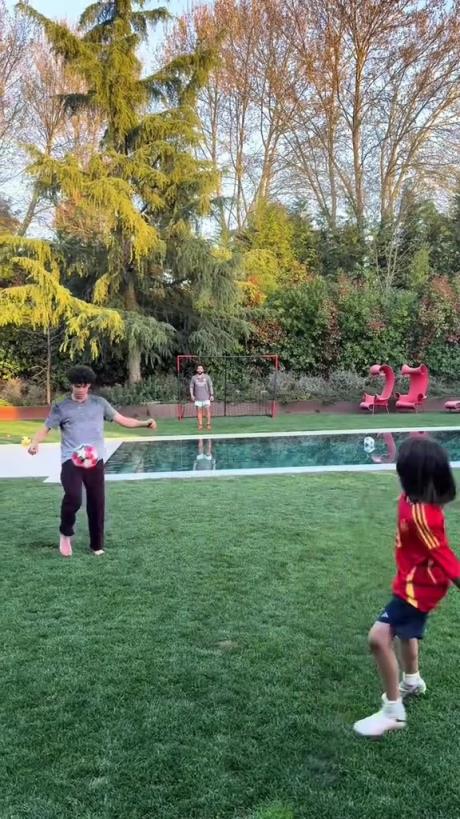 馬塞洛和兒子隔水相傳！大兒子腳法有點(diǎn)東西的！