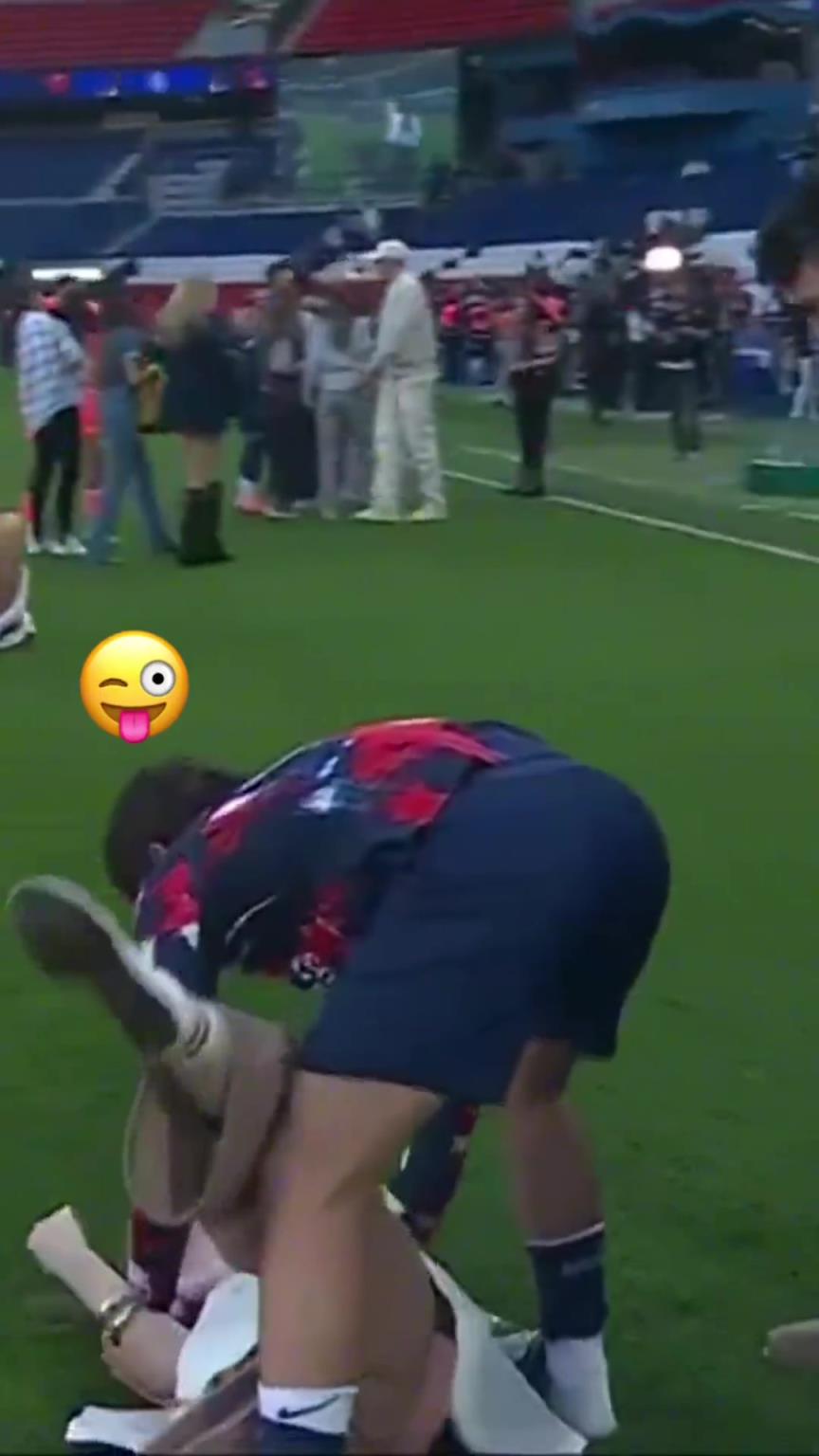 玩這么花??？?jī)?nèi)維斯在家人面前把自己女友按倒在地