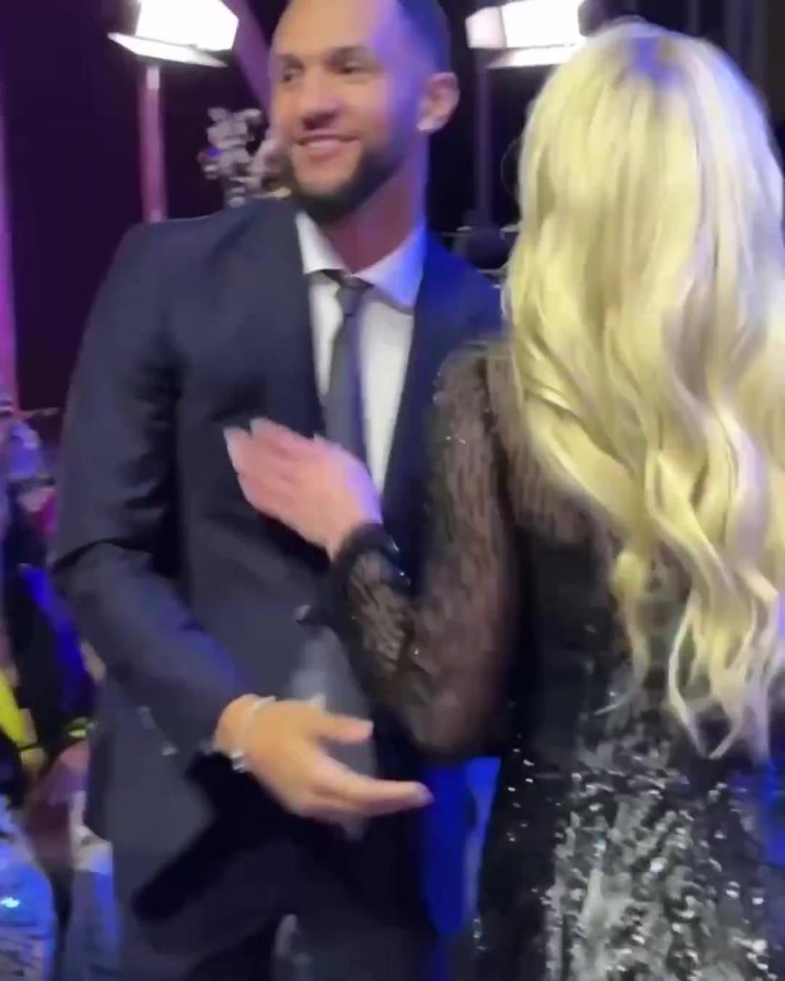 身材姣好！薩格斯的女友海莉被芝加哥天空選中！兩人接吻慶祝