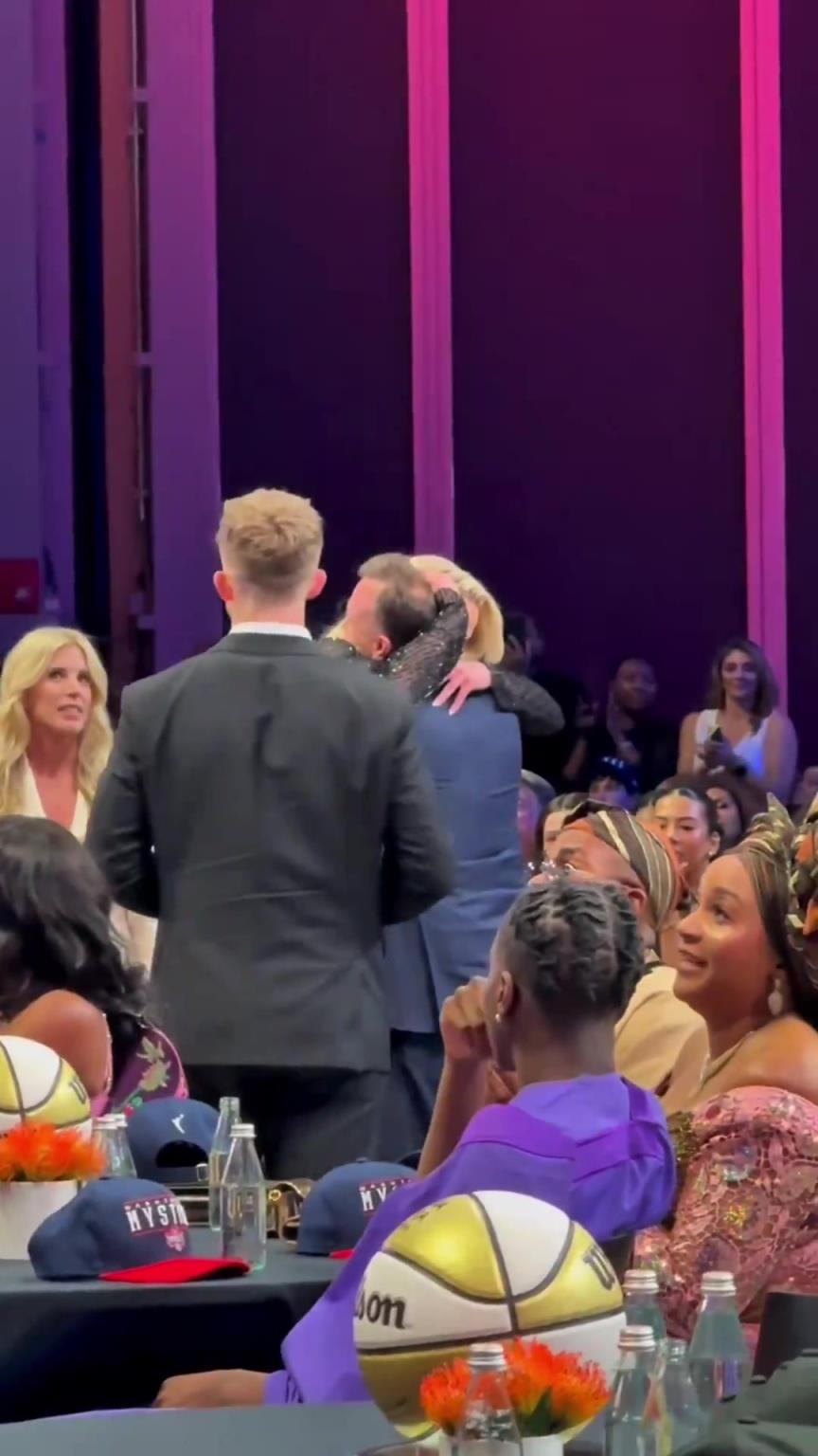 吧友們想看的正臉來了！薩格斯的女友海莉被選中后感覺快哭了