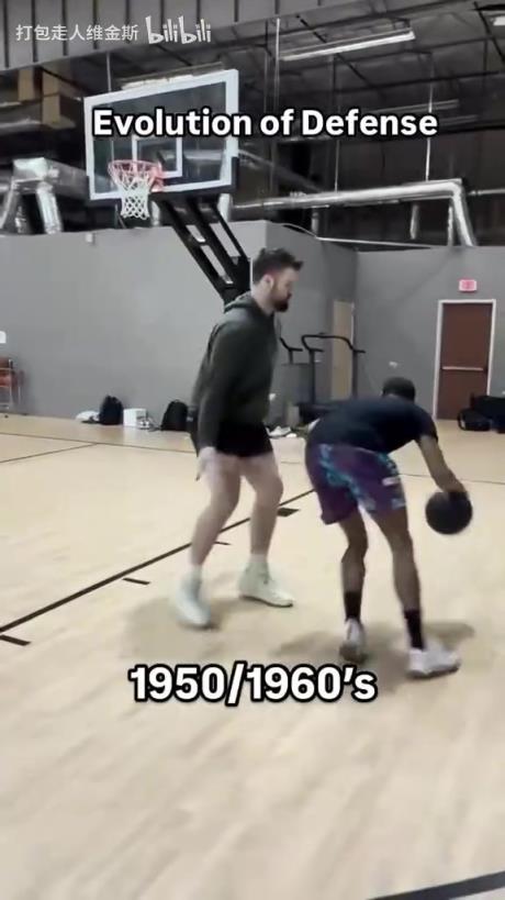 太真實(shí)了！外網(wǎng)網(wǎng)紅惡搞NBA不同時(shí)代的防守尺度變化！