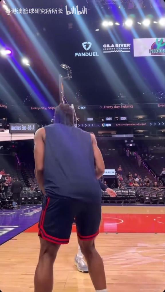 機器人級別的靜態(tài)身體！近距離看小卡的賽前熱身！