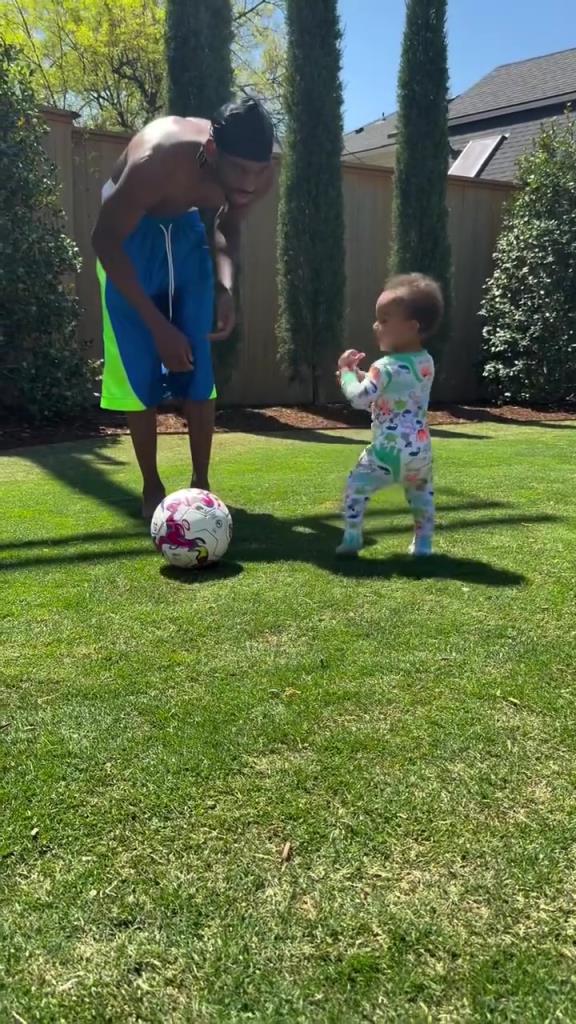 足球要從娃娃抓起！SGA帶娃踢足球，小孩摔倒時鼓掌“嘲笑”！