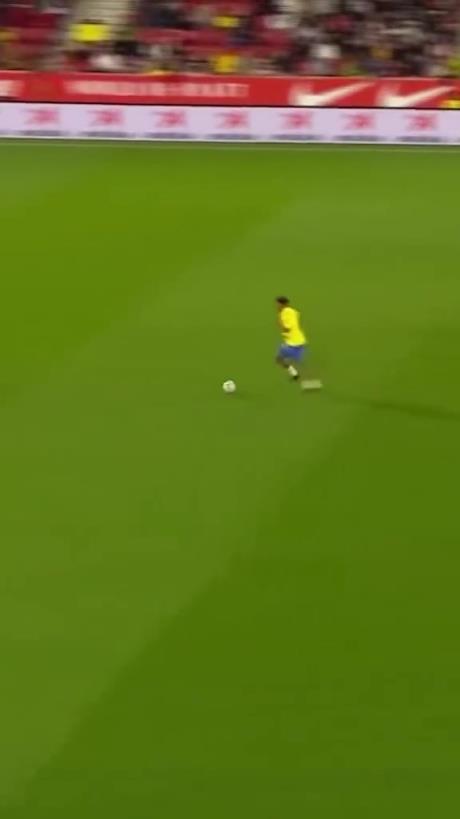 45歲還開(kāi)掛！小羅再現(xiàn)牛尾巴過(guò)人，微笑單挑門(mén)將輕松打進(jìn)